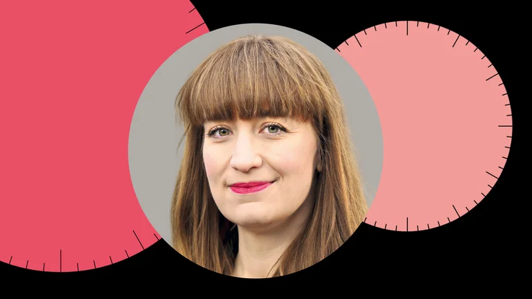 Porträt einer Person mit langen braunen Haaren und rotem Lippenstift vor einem abstrakten Hintergrund mit rosa Kreisen.
