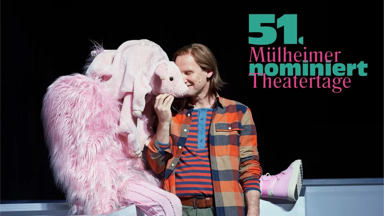 Ein Mann in einem bunten Hemd steht neben einer Person im rosa Kostüm. Text: "51. Mülheimer Theatertage".
