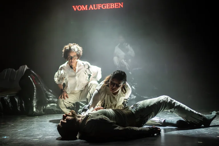 VERWANDLUNG  frei nach der Erzählung von Franz Kafka,  Regie Burhan Qurbani,  Premiere 17.10.25, Thalia Gaußstraße