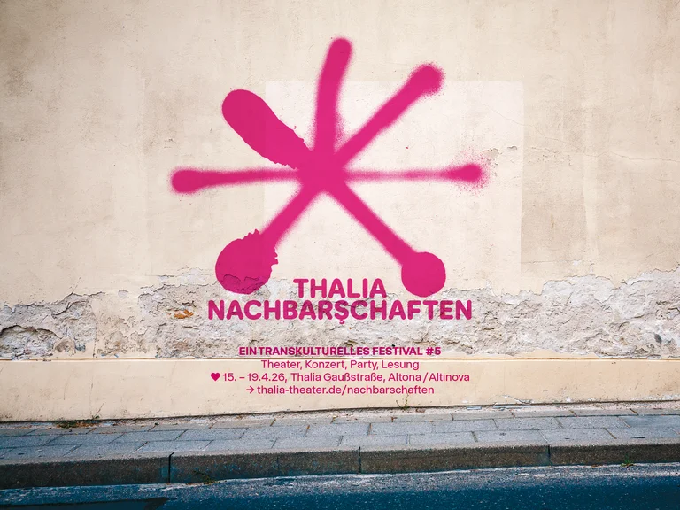 Ein pinkes grafisches Symbol mit dem Text "Thalia Nachbarschaften" auf einer Stadtmauer. Ein Veranstaltungsplakat mit weiteren Details.