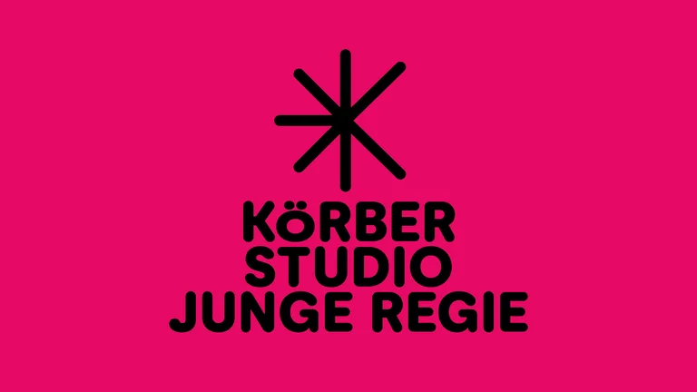 Logo des Körber Studio Junge Regie mit schwarzem Schriftzug auf rosa Hintergrund und stilisiertem, sternförmigem Symbol darüber.