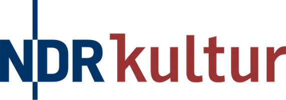 Logo von NDR Kultur mit blauer und roter Schrift. Es repräsentiert den Kulturkanal des Norddeutschen Rundfunks.